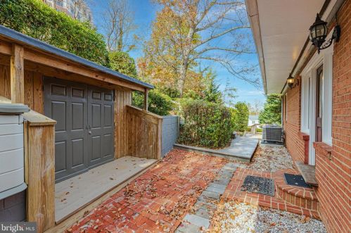 5837 Biscayne Dr, Alexandria VA  22303-1925 exterior