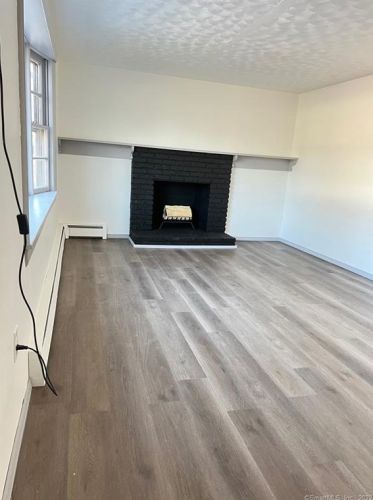 8 Marshall Rd, Enfield CT 06082-6104 exterior