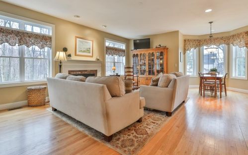 8 Oakmont Dr, Concord NH 03301-6916 exterior