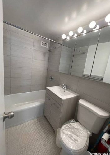 333 46th St, New York NY  10017-7401 exterior