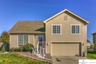 826 Clearwater Dr, Omaha, NE 68046-8235