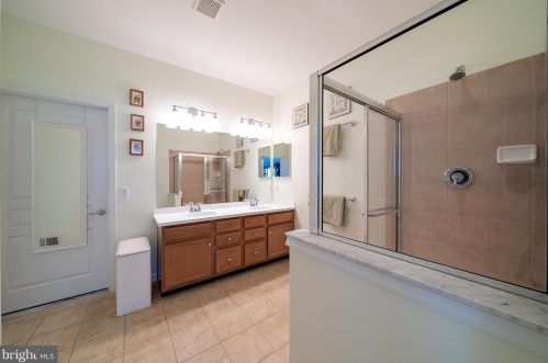 232 Sparrow Dr, Trenton NJ 08690-2461 exterior