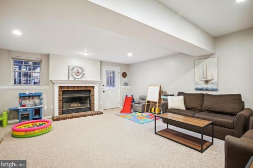 6020 Kestner Cir, Alexandria VA  22315-4833 exterior