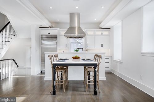 4 Chestnut Hill Ave, Philadelphia PA 19118-2715 exterior