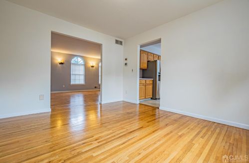 6 Sarah Ct, Edison NJ 08817-2288 exterior