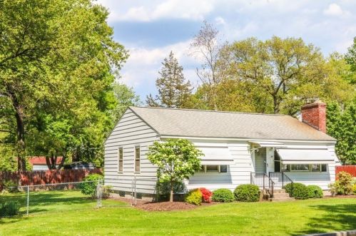 39 Lawnwood St, Springfield, MA 01119-1009