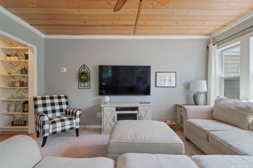 33 Hazard Ave, Huntington Station NY 11746-3726 exterior