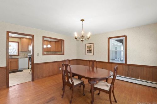 124 Center St, Windsor Locks CT 06096-2708 exterior