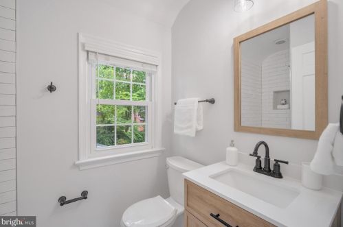 1524 Red Oak Dr, Silver Spring MD 20910-1549 exterior