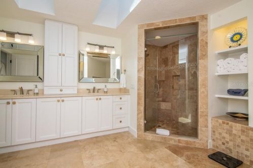 4949 Bayshore Blvd, Tampa FL 33611-3851 exterior