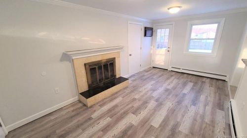 6 Oakwood St, Enfield CT 06082-2725 exterior