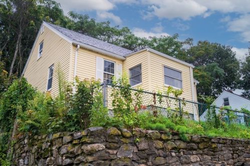 17 Ives St, Worcester MA  01603-2614 exterior