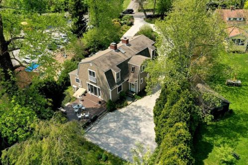 162 Rhode Is Ave, Middletown RI 02840-2761 exterior