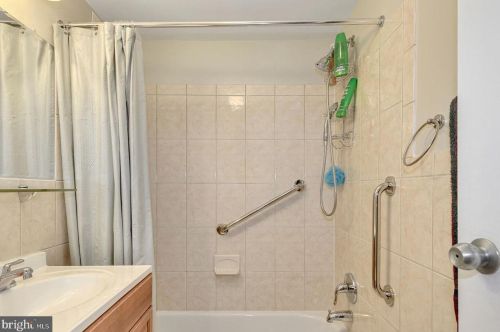 10201 Grosvenor Pl, Rockville MD  20852-4600 exterior