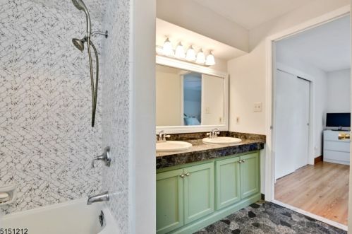 32 Debbie Pl, Berkeley Heights NJ 07922-1705 exterior