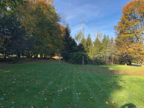 10 Farm Mdw Ln, Montgomery NY 12549-2100 exterior