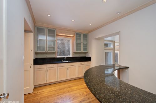 1442 Astor St, Chicago IL  60610-1615 exterior