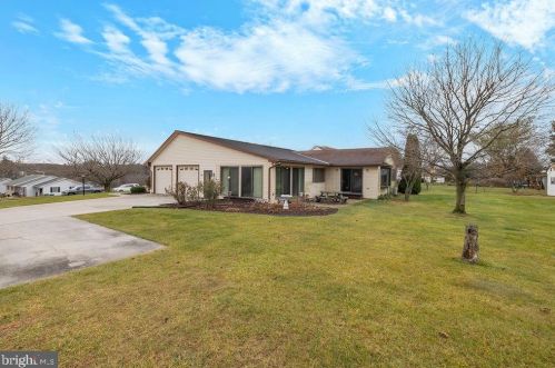 106 Lee Ann Ct, Hanover PA 17331-9560 exterior