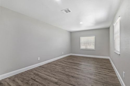 3239 Alaska Ave, Dallas TX  75216-5127 exterior