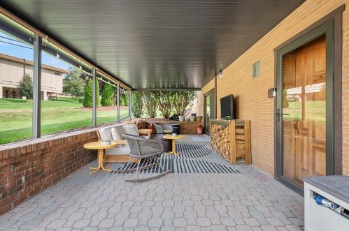 1134 Arrowood Dr, Pittsburgh PA 15243-1802 exterior