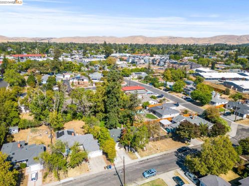 140 Roslyn Dr, Concord CA 94518-1234 exterior