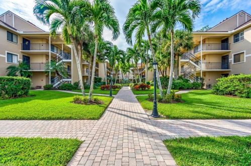 5250 Fox Hollow Dr, Naples FL 34104-4910 exterior