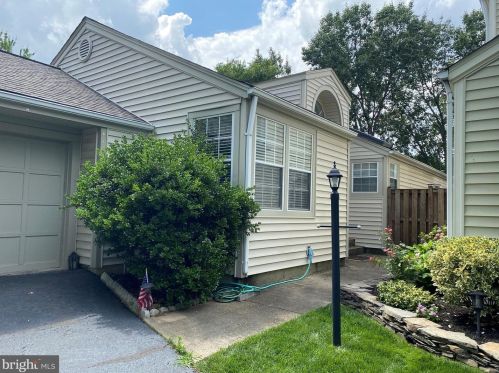 7517 Cross Gate Ln, Alexandria, VA 22315-4621