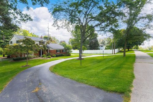 1136 Brewster Rd, Rochester, MI 48306-3808