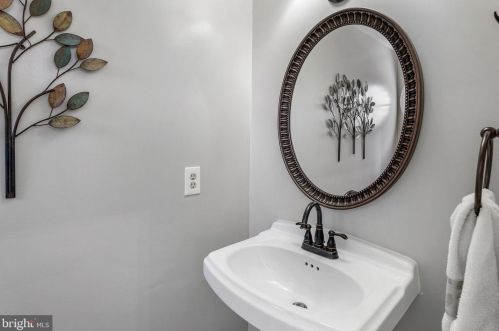 7513 Cross Gate Ln, Alexandria VA 22315-4619 exterior