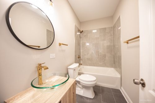 7616 Luella Ave, Chicago IL 60649-4108 exterior