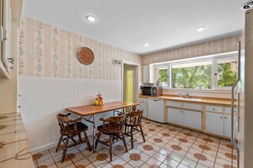 502 Spooner Rd, Milwaukee WI 53217-2829 exterior