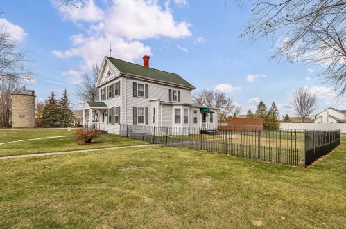 4825 Broadway St, Manitowoc, WI 54220-8301