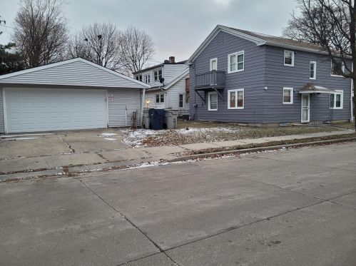 4890 18th St, Milwaukee, WI 53209-5702