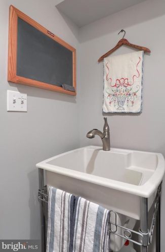 34 Red Leaf Ln, Lancaster PA 17602-7000 exterior