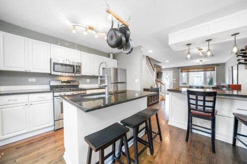 3910 Fremont St, Chicago, IL 60613-3043