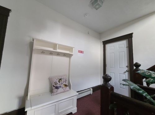 18 Hillside St, Worcester MA 01610-2199 exterior