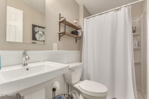 2208 Estrella Rd, Phoenix AZ 85087-8179 exterior