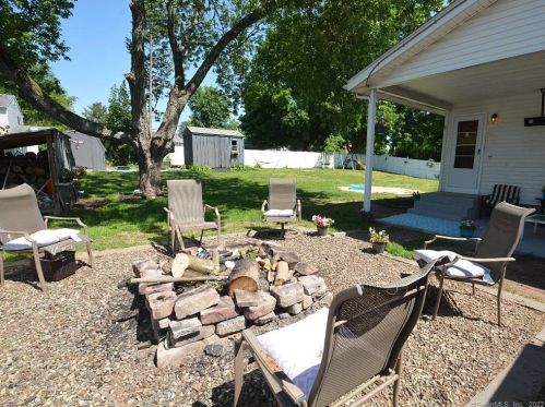 77 Jackson Rd, Enfield CT 06082-4137 exterior