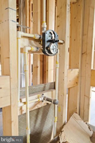 5121 Klingle St, Washington DC  20016-2654 exterior