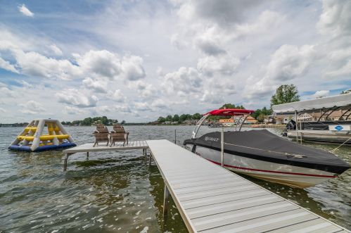 952 Eagle Lk Dr, Kalamazoo MI 49009-8429 exterior