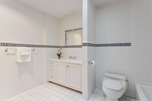 181 Long Lots Rd, Westport CT 06880-3826 exterior