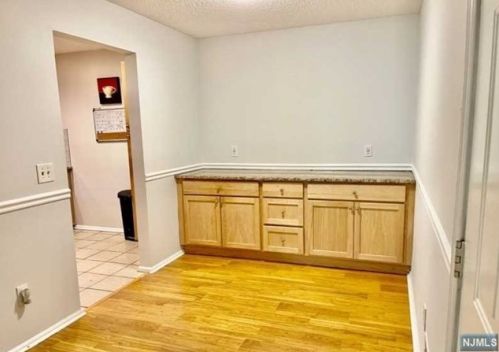 1084 Ash Dr, Mahwah NJ  07430-2381 exterior