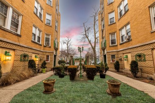 5132 21st St, Chicago, IL 60804-2328