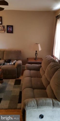 9 End Ave, Camden NJ 08109-1850 exterior