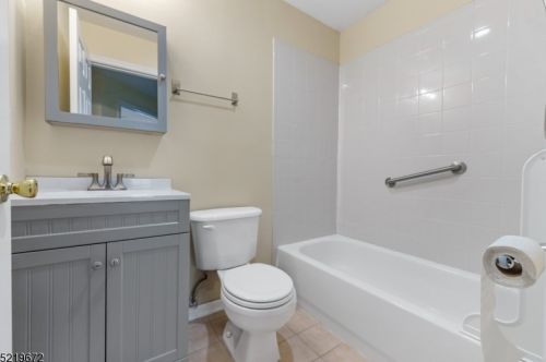 105 Rip Van Dam Ct, Montgomery NJ  08502-4101 exterior