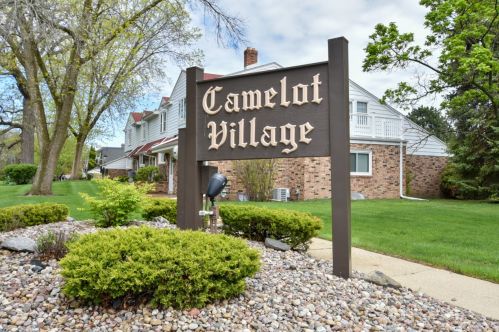 5166 King Arthurs Ct, Milwaukee, WI 53221-3132