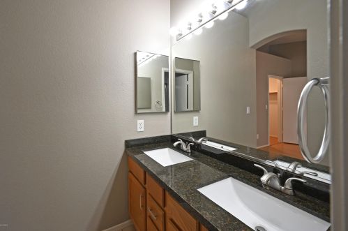 7043 28th Ave, Phoenix AZ  85051-8452 exterior