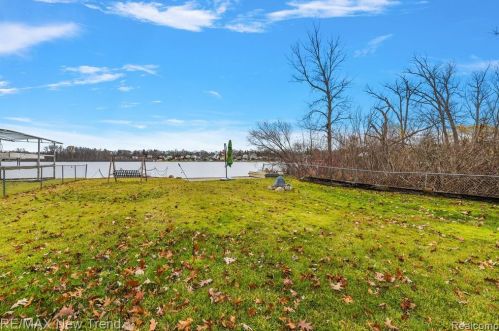 692 Appalachi St, Walled Lake MI  48390-1005 exterior