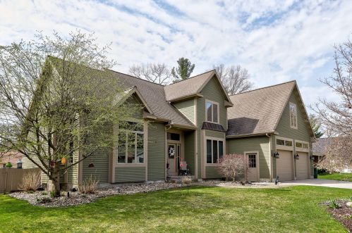 1061 Robinhood Dr, Meskegon MI  49445-2075 exterior