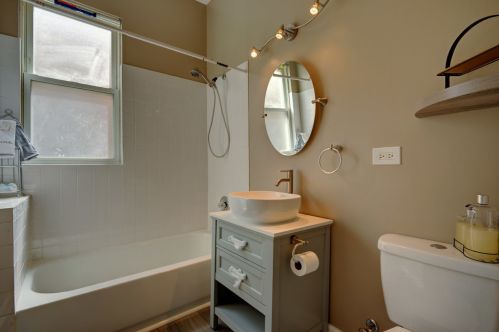 361 70 Pl, Chicago IL 60637-4603 exterior